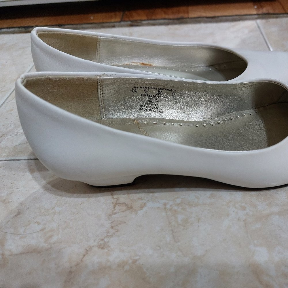 Basic Editions White Shoes Small Heel Size 5 1/2 W